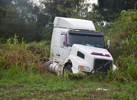 Carreta carregada com farelo de soja tomba na RS 404