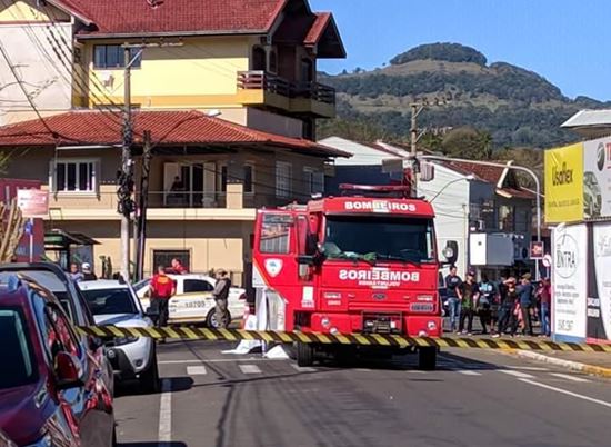 Ciclista morre ao ser atingido por caminhão de Bombeiros