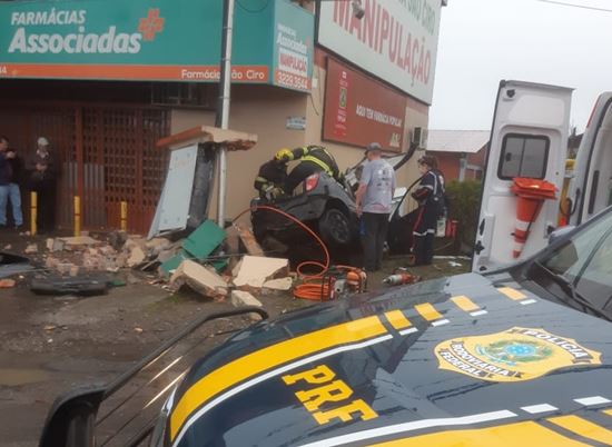 Jovem de 27 anos morre após colidir veículo em murro