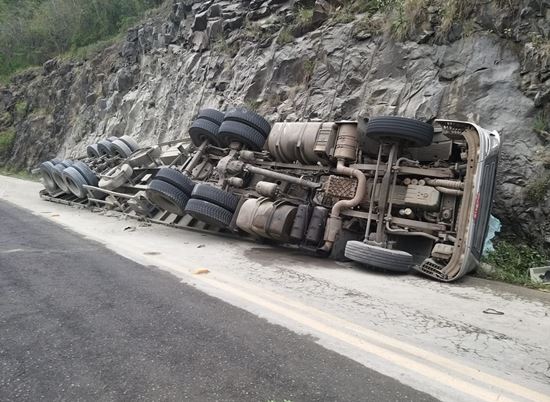 Carreta carregada de cimento tomba na BR-470, em Barracão