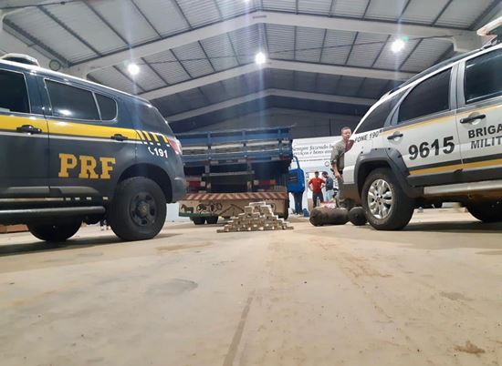 Policia encontra 30 Kg de cocaína em cilindro de caminhão e prende casal em Tio Hugo