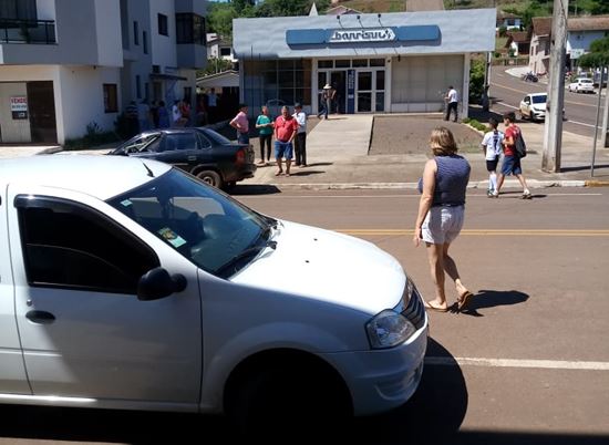 Bandidos fazem reféns em assalto a banco em Três Arrois