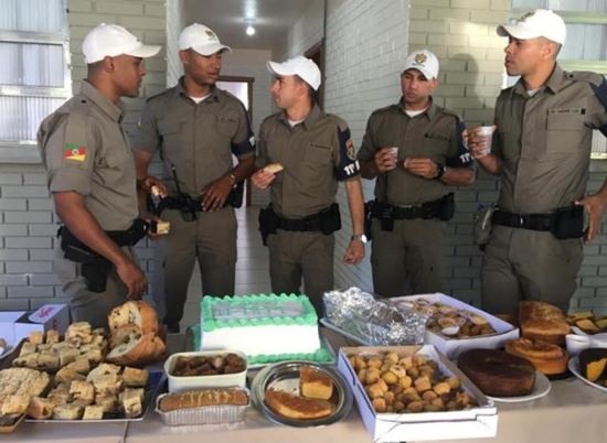 Moradores recebem com bolo e festa PMs que vão morar em posto reformado