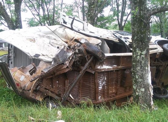 Van tomba na BR-472 deixando duas pessoas feridas