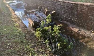 Carro cai dentro de rio, no centro de Barão de Cotegipe