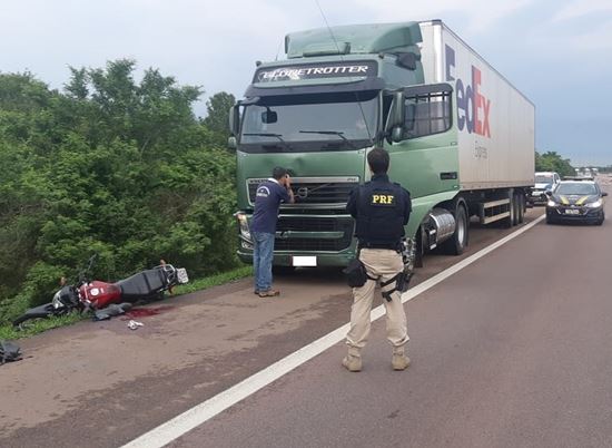 Mulher morre em acidente, e caminhoneiro é preso ao tentar trocar tacógrafo na BR-290, em Cachoeirinha