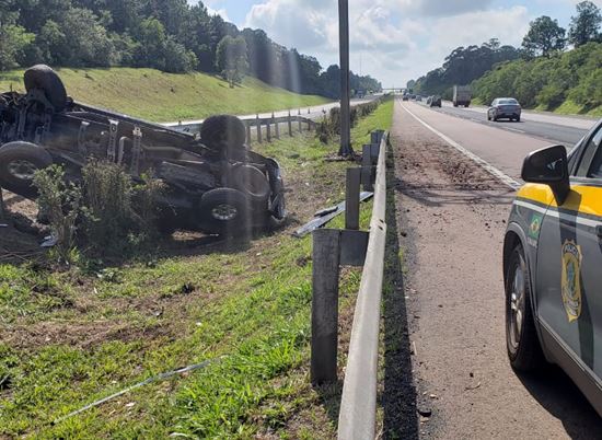 Mulher é ejetada de carro após acidente e morre atropelada BR-290, em Glórinha