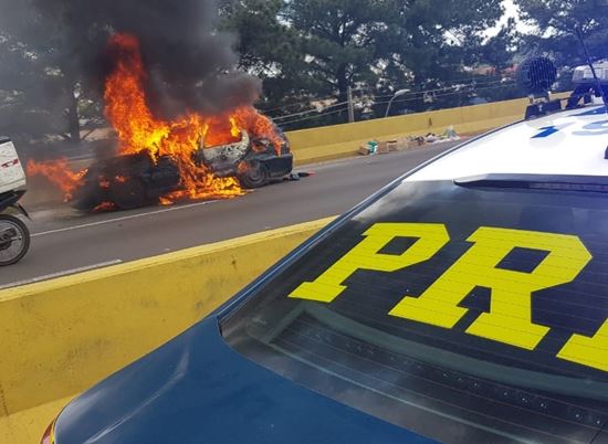 Automóvel com mais de 11 mil reais em multas vencidas pega fogo em Sapucaia do Sul