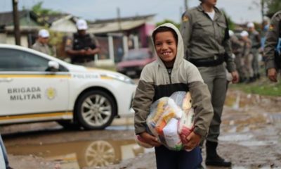 Brigada Militar faz nova doação de alimentos à famílias carentes