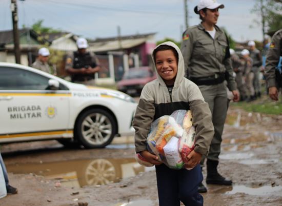 Brigada Militar faz nova doação de alimentos à famílias carentes