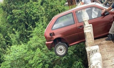 Carro quase cai da ponte na RS 122 em Bom Princípio