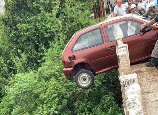 Carro quase cai da ponte na RS 122 em Bom Princípio