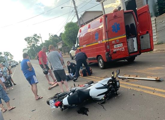 Colisão entre carro e moto deixa homem ferido, em Erechim