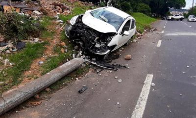 Condutora se assusta com aranha e bate carro em poste