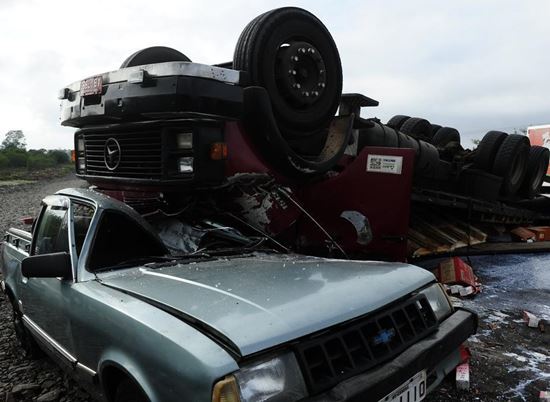 Caminhão carregado de caixas de leite tombe em cima de caminhonete na BR-386