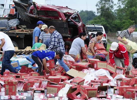 Caminhão carregado de caixas de leite tombe em cima de caminhonete na BR-386