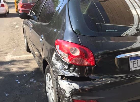 Motorista bate em carro estacionado e foge em Erechim