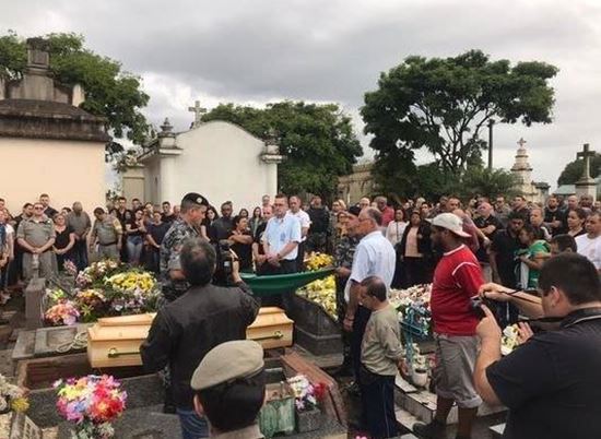 Emoção marca despedida de policial morta 