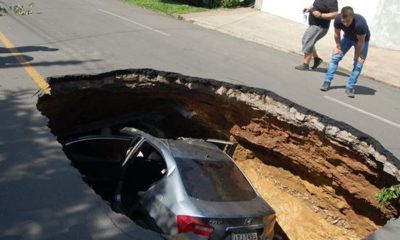 Duas pessoas ficam feridas após rua ceder e carro cair em cratera em Flores da Cunha