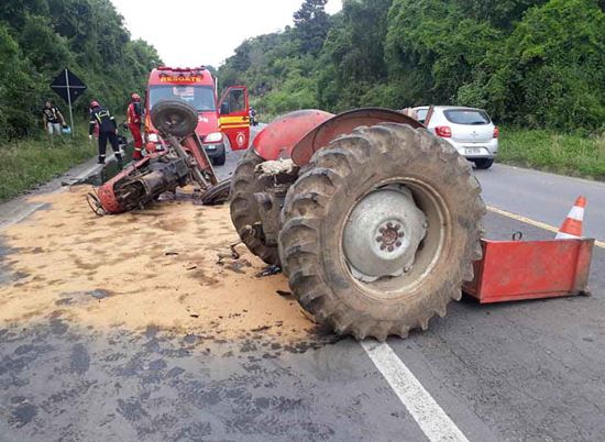 Trator parte ao meio e motoqueiro morre na Rota do Sol