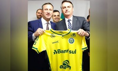 Presidente Jair Bolsonaro recebe camiseta do Ypiranga