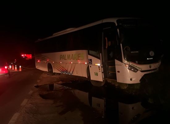 Acidente entre ônibus e dois carros deixa quatro mortos em Viamão