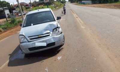 Carro colide na traseira de caminhão em Erechim