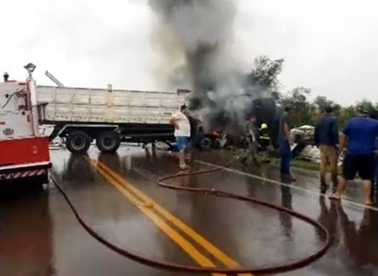 Colisão entre dois caminhões deixa um morto e um ferido em Espumoso