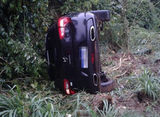 Após aquaplanar, carro capota na BR 386 em Seberi