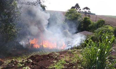 Casa é destruída por incêndio em Cruzaltense