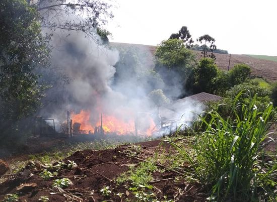 Casa é destruída por incêndio em Cruzaltense