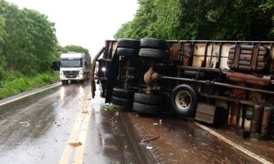 Caminhão tomba após colide em barranco na ERS 404 em Rondinha