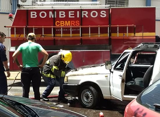 Fiorino pega fogo no centro de Erechim