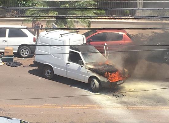 Fiorino pega fogo no centro de Erechim